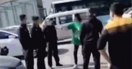 【每日平安122】手持砖头随机砸车女子遭擒,测试丈夫假报绑架妻子被拘